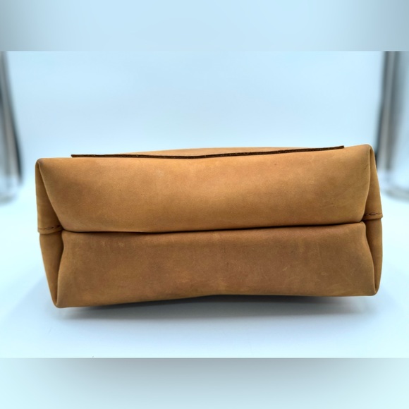 Portland Leather MEDIUM CROSSBODY TOTE Classic in Dakota - Picture 4 of 8